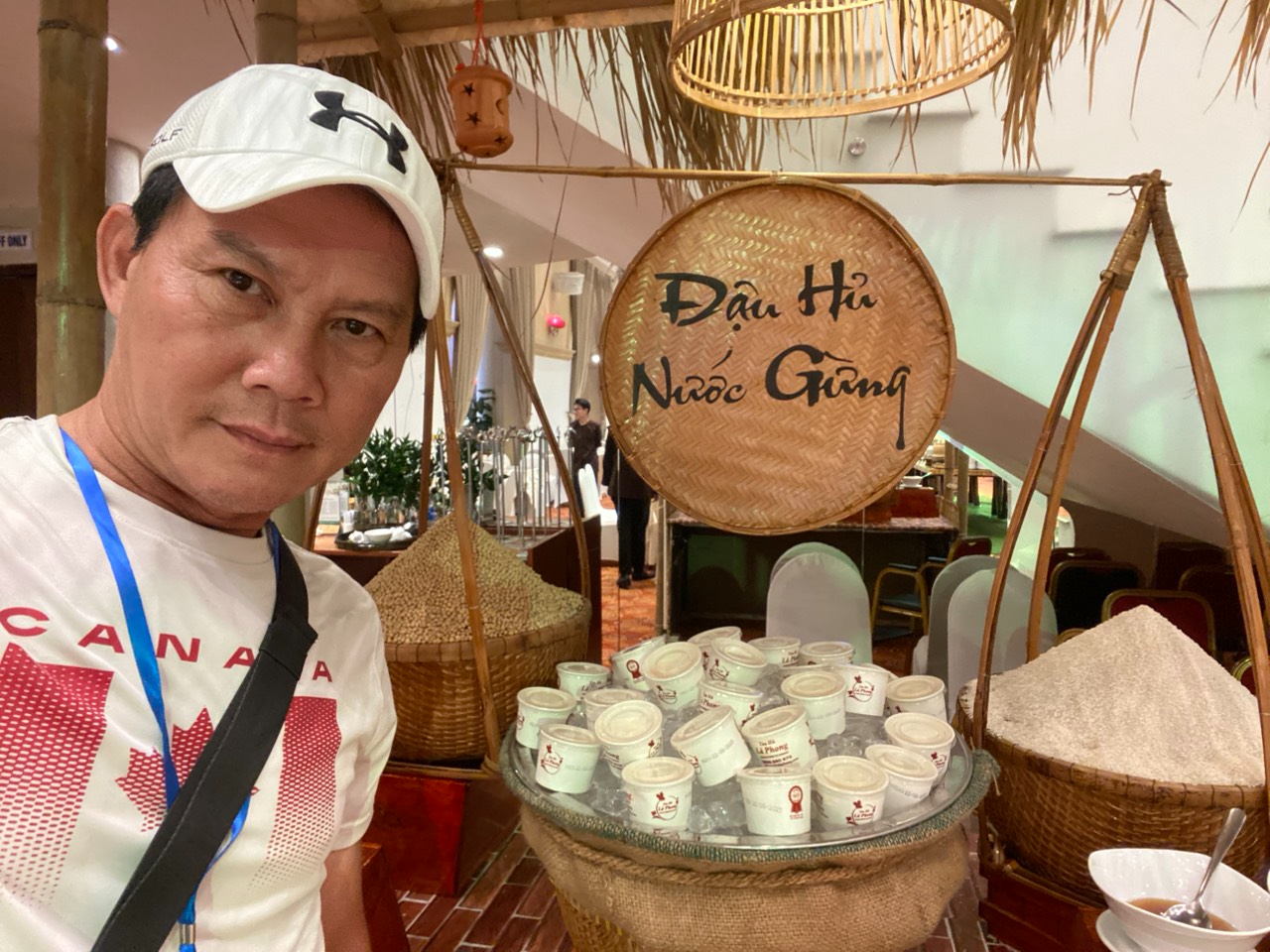 Các gian hàng truyền thống: Đậu hũ nước gừng, món ăn dân gian.